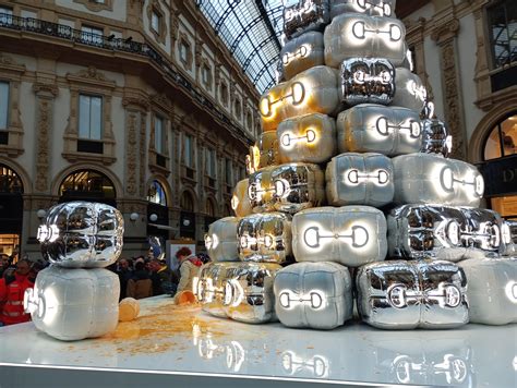 albero gucci galleria|Milano, ecoattivisti imbrattano albero di Gucci in Galleria.